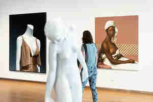 Mensen kijken naar kunst in museum more 2