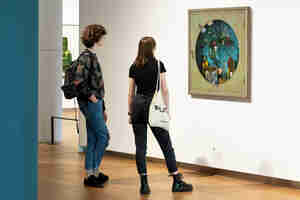 Mensen kijken naar kunst in museum more