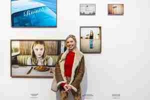 Tony Dočekal bij haar werk in Museum MORE Eva Broekema