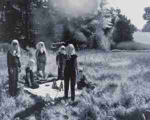 WEB Lotta de Beus The Assistants Barbecue uit de serie The Great Escape 2014 acrylverf op doek collectie kunstenaar foto Blink Fotografie