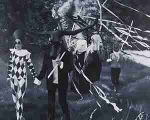 WEB Lotta de Beus The Parade uit de serie The Great Escape 2013 acrylverf op doek Sanquin Kunstcollectie foto Blink Fotografie